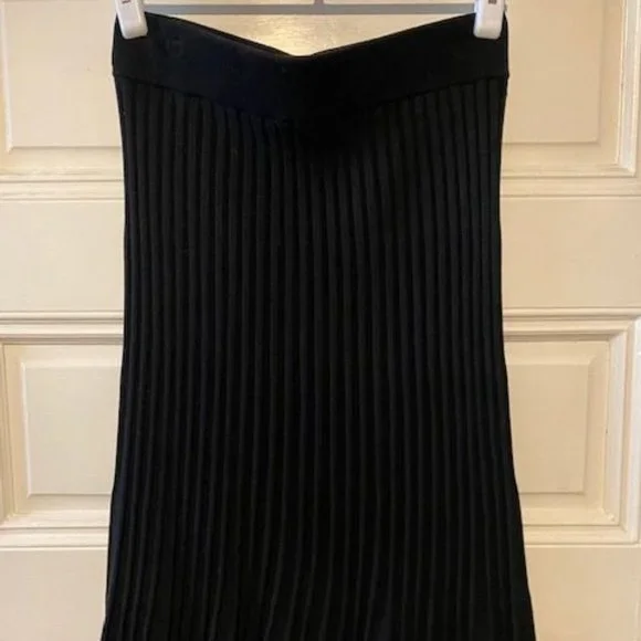 Ann Taylor Black Stretch Pleated Skirt - Picture 2 of 2